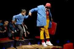 Clown Rob Torres holt einen Buben aus dem Publikum in die Manege. (Bild: Keystone)
