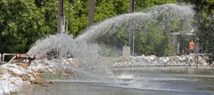 Mit Wasserpumpen wird in Magdeburg gegen das Elbe-Hochwasser gekämpft. (Bild: Keystone)