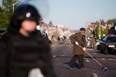 Am Dienstag wischt ein älterer Mann die Strasse. (Bild: AP Photo/Matt Rourke)