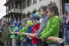Sie passen auf die «Grotzli» der «Buizis» auf, während diese ihre Spässe treiben auf dem Dorfplatz. (Bild: André A. Niederberger)
