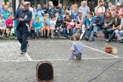 Der Strassenkünstler Rufino Clown, links, aus Italien mit einem Gast bei einer Show am Samstag in Brunnen. (Bild: Urs Flüeler/Keystone)