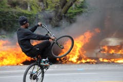 Ein Radfahrer demonstriert – seine Künste. (Bild: Algerina Perna/The Baltimore Sun via AP)