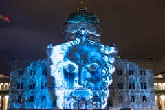 Die 25-minütige Schau läuft täglich um 19.00 Uhr und 20.30 Uhr auf dem Bundesplatz. (Bild: Keystone / Lukas Lehmann)