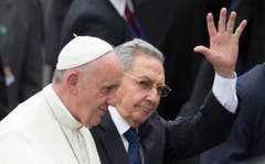 Kubas Präsident Raul Castro winkt, während er Papst Franziskus am Flughaven in Havana, begleitet. (Bild: Keystone)