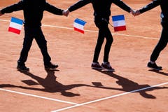 Balljungen gedenken in Gstaad den Opfer. (Bild: Keystone / Peter Klaunzer)
