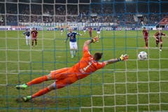 Luzerns Markus Neumayr (oben mitte) erzielt das 2:1 gegen Vaduz.Torwart Peter Jehle auf Penalty. (Bild: Philipp Schmidli)