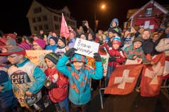 Als gelte es, jetzt ein Rennen zu gewinnen: die Unteriberger Jugend feuert Wendy an. (Bild: Keystone/Urs Flüeler)