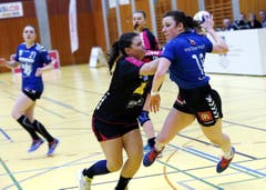 Ria Estermann vom LK Zug (rechts) versucht den Ball aufs Tor zu bringen. (Bild: Werner Schelbert)