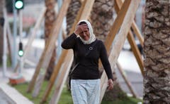 Eine Frau sucht am Ort des Attentats nach ihrem Sohn. (Bild: AP/Luca Bruno)