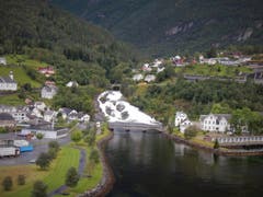 Wunderschön am See gelegen, ist Hellesylt in Norwegen! (Bild: Margrith Imhof-Röthlin)