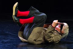 Der Clown führt sein Familienstück «DimiTRIgenerations» auf. (Bild: Keystone / Carlo Reguzzi)