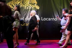 Zahlreiche Gäste besuchen das Filmfestival in Locarno. Der Empfang fand auf dem roten Teppich statt. (Bild: Keystone)