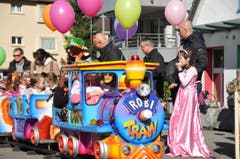An der Kinderfasnacht Hergiswil sorgten längst nicht nur die Kleinen für die fasnächtliche Stimmung. (Bild: Matthias Piazza (Hergiswil, 17. Februar 2017))