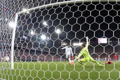 Der Engländer Danny Welbeck erzielt das 1:0. (Bild: Keystone/Peter Klaunzer)