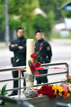 Blumen in der Nähe des Tatorts. (Bild: AP/Kerstin Joensson)