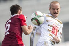 Augen zu und durch: Der Luzerner Marco Schneuwly (rechts) erwartet den Ball von Gegenspieler Mario Sara (links) vom FC Vaduz. (Bild: Keystone)