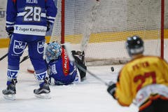 Da musste sich der Zuger Goalie Livio Blaser geschlagen geben. (Bild: Stefan Kaiser (Neue ZZ))