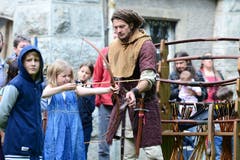 Junge üben sich mit Pfeil und Bogen. (Bild: Maria Schmid / Neue ZZ)