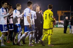 Buochs-Trainer David Andreoli (zweiter von rechts) bedankt sich nach Spielschluss bei seinen Spielern. (Bild: Keystone)