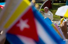 Papst Franziskus im Papa-Mobil. (Bild: Keystone)