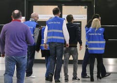 Care-Team bringt Angehörige auf dem Flughafen Düsseldorf weg. (Bild: Keystone)