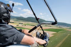 Toni Roth fliegt an der Flugdemonstration der Motorschirme unter dem Motto "Piste frei für elektrische Ultraleichtflugzeuge". (Bild: Keystone / ENNIO LEANZA)
