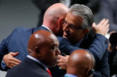 Der neue FIFA-Präsident Gianni Infantino nimmt die Gratulation seines Herausforderers Scheich Salman bin Ibrahim al-Khalifa von Bahrain,entgegen. (Bild: AP/Michael Probst)