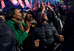 Rockefeller Center in New York: Freude über den Sieg von Obama. (Bild: Keystone)
