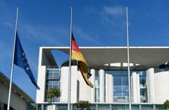 Beim Bundeskanzleramt in Berlin stehen die Flaggen auf Halbmast. (Bild: EPA/Rainer Jensen)