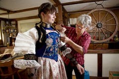 Vreni Kaiser, rechts, hilft Silvia Gut die Tracht anzuziehen. (Bild: Corinne Glanzmann / Neue NZ)