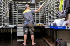 Die Pöstler mussten die Post barfuss verteilen. (Bild: Keystone / Alexandra Wey)