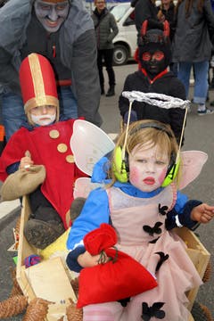 Im Mittelpunkt des Lungerer Fasnachtsumzuges waren die Kinder mit hübschen und farbigen Sujets. (Bild: Romano Cuonz (Neue NZ))
