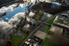 Eine Luftaufnahme zeigt die Überschwemmungen um den Lago Maggiore und die Autobahn A13 bei Tenero. (Bild: Keystone)