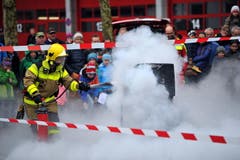 Die Feuerwehr Sarnen bot am Samstag eine Show. (Bild: Christoph Riebli / Neue OZ)