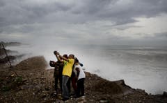 Ein Selfie mit den 3 bis 4 Meter hohen Wellen in Kingston auf Jamaika. (Bild: Keystone)