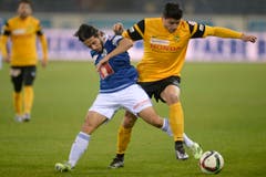Der Luzerner Jahmir Hyka, links, im Kampf um den Ball mit dem YB-Spieler Loris Benito, rechts. (Bild: (KEYSTONE/Nick Soland))