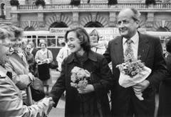 Elisabeth Kopp verlässt am 2. Oktober 1984 zusammen mit ihren Ehemann Hans W. Kopp das Bundeshaus und lässt sich als erstes weibliches Mitglied der Landesregierung von der Bevölkerung feiern. (Bild: Keystone)