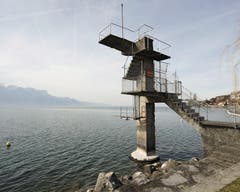 Jean-claude Roh - 3. Platz Kategorie «Reportagen»: Wenn es doch schon wieder Sommer wäre! Nicht nur die Kinder freuen sich bereits im Fruhling auf die Badi und das dazugehörige Glacé. Im März 2013 wartet auch das Strandbad von Vevey im Kanton Waadt sehnsuchtig auf wärmere Tage. (Bild: Swiss Press Photo / Jean-claude Roh)