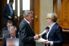 Gabi Huber (Fraktionspraesidentin FDP), rechts, diskutiert mit Adrian Amstutz (Fraktionspraesident SVP) waehrend einer Debatte im Nationalrat, am Donnerstag, 24. September 2015, waehrend der Herbstsession der Eidgenoessischen Raete in Bern. (KEYSTONE/Peter Klaunzer) (Bild: PETER KLAUNZER)