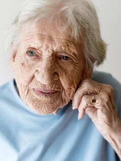 1. Platz, Kategorie Porträt, Claire-Parkes-Bärfuss: Was diese Augen alles gesehen haben mögen, fragt sich, wer ins Gesicht der 101-jährigen Frau schaut, die Mara Truog für das Migros Magazin porträtiert hat (Bild: Swiss Press Photo / Mara Truog)
