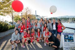 Doch davor posieren sie noch mit Fans. (Bild: KEYSTONE / SALVATORE DI NOLFI)