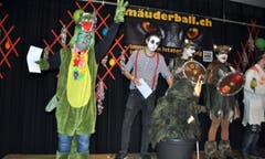 Maskierte aus Nah und Fern kamen ins Klosterdorf. (Bild: René Hensler, maeuderball.ch)