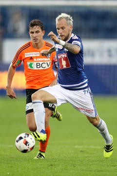 Luzerns Markus Neumayr im Duell mit Lausanne Sports Olivier Custodio. (Bild: Philipp Schmidli / Luzerner Zeitung)