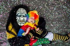 Eine als Hexe kostümierte Person und ein Kind liegen in den Konfetti am Boden während dem Umzug "ZüriCarneval 2015", der Zürcher Fasnacht, durch die Innenstadt, am Sonntag, 22. Februar 2015. (Bild: ENNIO LEANZA)