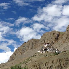 Hoch oben auf einem Felsvorsprung, die "Kye Gompa", das grösste buddhistische Kloster in der Bergwelt von Spiti in Nordindien, wohin Ruth und Walter Odermatt mittlerweile von Nepal aus weiter gereist sind. (Bild: Walter Odermatt)