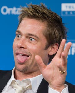 Blödel-Brad: Während einer Pressekonferenz zum Film "Babel" macht Pitt den Kasper (2006). (Bild: Keystone)