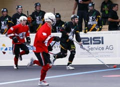 Vor 498 Zuschauern gewinnen die Oberwil Rebells gegen den SHC Bettlach mit 13:6 (4:0, 6:2, 3:4). (Bild: Werner Schelbert)
