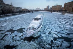 Auf dem Fluss Moskwa durch die russische Metropole Moskau hat ein Touristenboot mit harten Brocken zu kämpfen. Das Wasser gefriert bei Lufttemperaturen von -18 Grad. (Bild: AP Photo/Alexander Zemlianichenko)