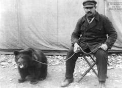 Schausteller Otto Baader zieht mit einem Bär umher, 1930er-Jahre (Bild: Archiv Max Stoop)