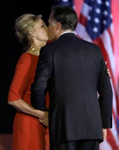 Ein Kuss für den Verlierer: Mitt Romney mit seiner Ehefrau Ann. (Bild: Keystone)